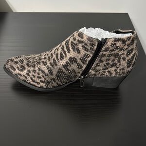 Very G Women's Diva Bootie Grey Leopard size 8